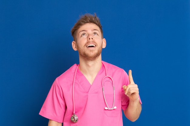 Médecin africain portant un uniforme rose