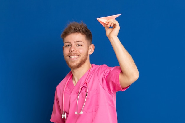 Médecin africain portant un uniforme rose