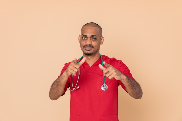 Médecin africain portant l'uniforme rouge