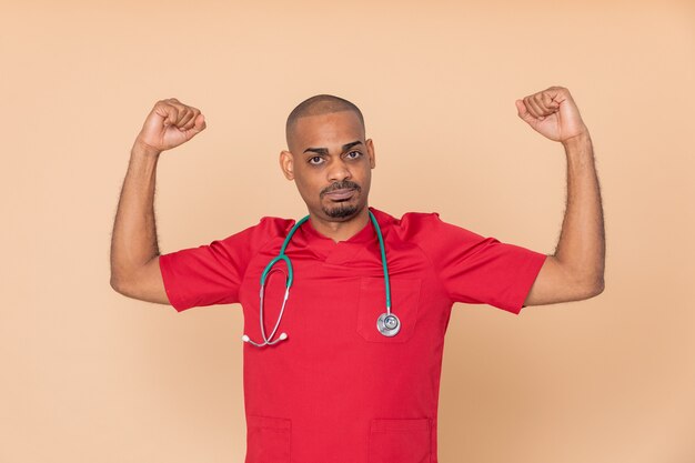 Médecin africain portant un uniforme rouge