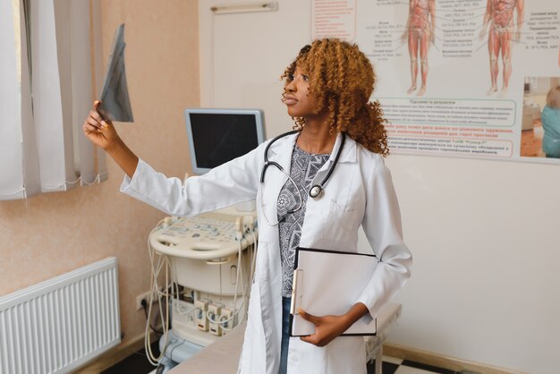 Médecin africain à la radiographie du patient à l'hôpital