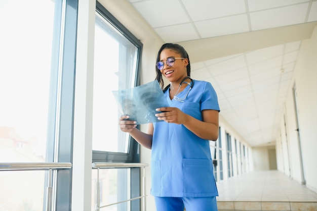 Médecin africain regardant la radiographie du patient à l'hôpital