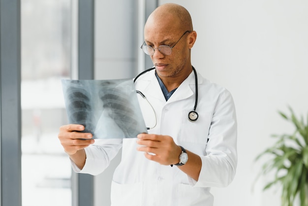 Médecin africain regardant une radiographie