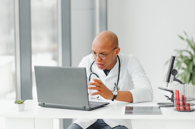 Médecin afro-américain au bureau moderne