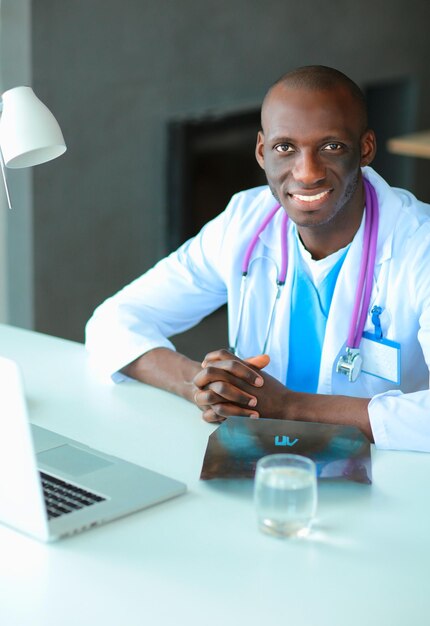 Médecin afro-américain au bureau moderne