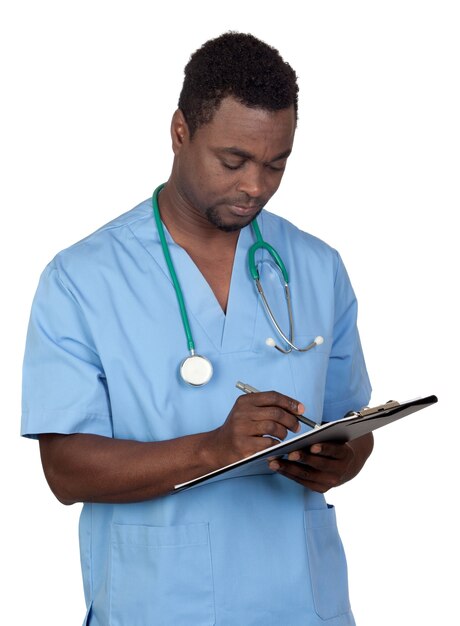 Médecin afro-américain avec clipbaord isolé sur un fond blanc