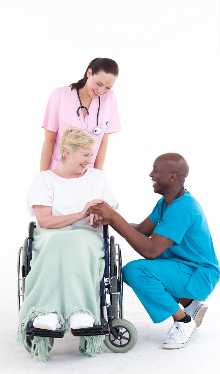 Photo médecin afro-américain parlant à un patient dans une chaise roulante