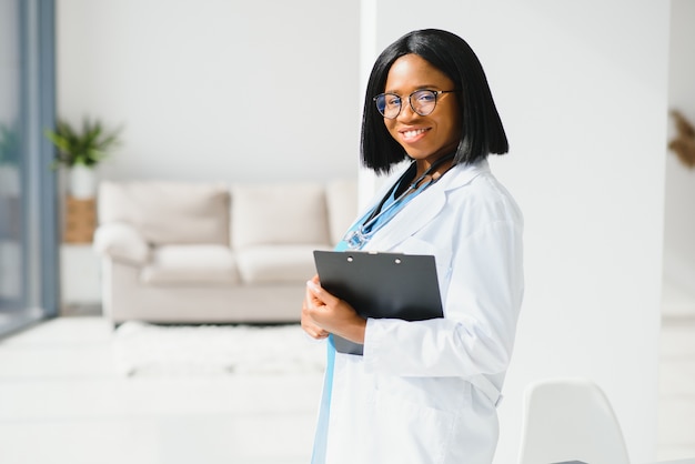 Médecin afro-américain travaillant dans son bureau à la clinique