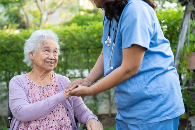 Médecin Aide Et Soins Asiatique Senior Ou âgée Vieille Dame Patiente Assise Sur Un Fauteuil Roulant à L'hôpital De Soins Infirmiers Sain Concept Médical Fort