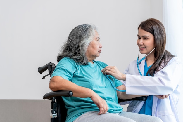 Médecin à l'aide d'un stéthoscope Écoutez la fréquence cardiaque des patientes âgées pour vérifier les maladies cardiaques