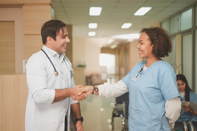 Photo médecin américain travaillant à l'hôpital