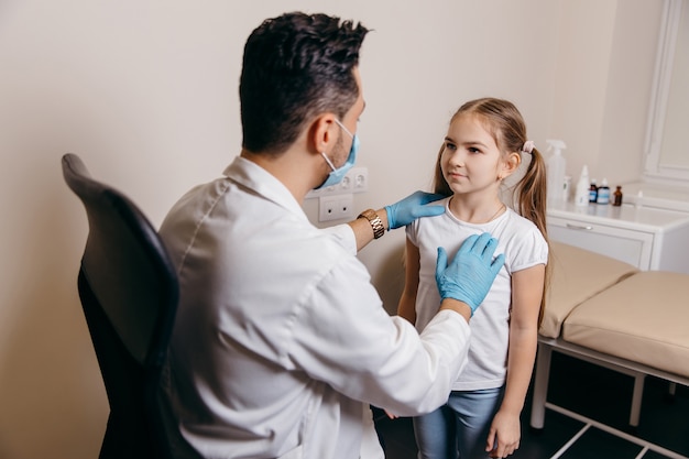 Un médecin arabe ou turc examine une petite fille avant la vaccination. Photo de haute qualité