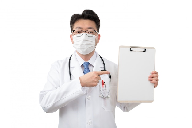 Médecin asiatique d'âge moyen tenant le presse-papiers sur blanc