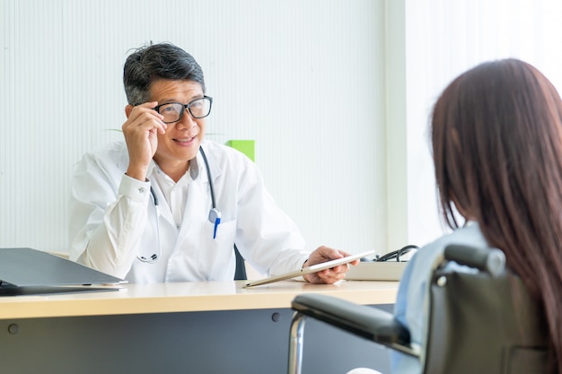 Un médecin asiatique et un patient consultent