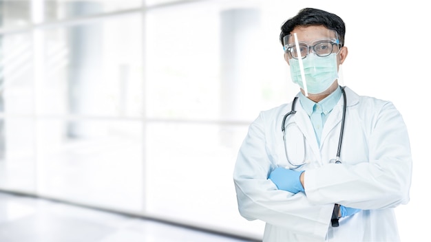 médecin asiatique portant un écran facial et un costume d'EPI pour protéger l'infection de sécurité covid19 coronavirus