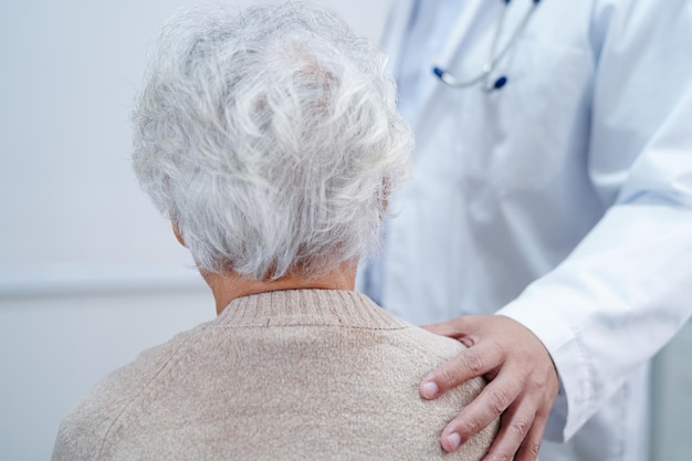 Le médecin asiatique touche le patient pour soutenir, consoler, encourager et aider à soutenir les soins de santé médicaux.