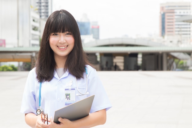 médecin asiatique travaillant à l&#39;extérieur