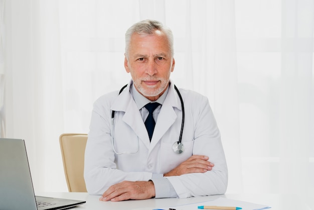 Médecin assis au bureau