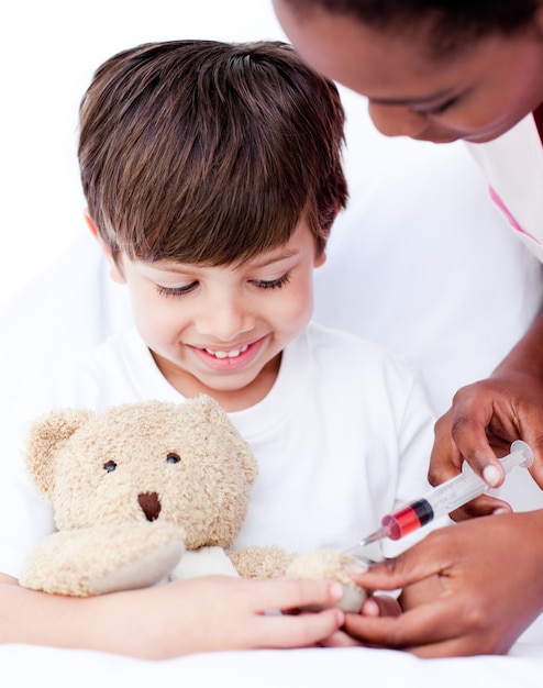 Médecin attentionné jouant avec un petit garçon