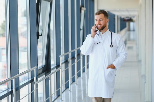 Médecin au téléphone à l'hôpital