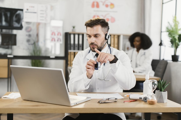 Médecin ayant un appel vidéo avec le patient à propos de l'oxymètre de pouls