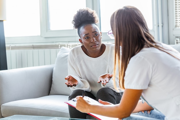 Photo médecin ayant une discussion avec un patient