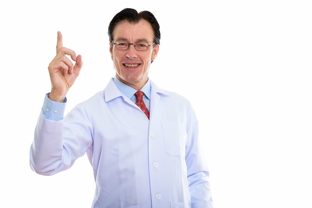 Médecin de bel homme mature heureux avec des lunettes pointant vers le haut