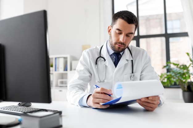 médecin avec un bloc-notes à l'hôpital