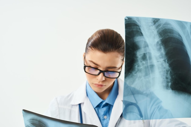 médecin en blouse blanche recherche de rayons X photo de haute qualité
