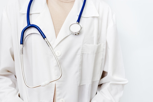 Médecin en blouse blanche avec stéthoscope