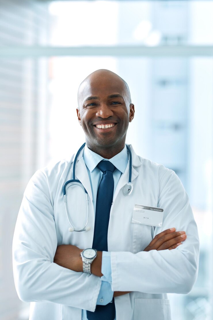 Photo médecin bras croisés et portrait d'homme noir en clinique avec confiance pour la confiance soutien médical ou bien-être aide à la médecine et au médecin avec stéthoscope pour consulter les soins de santé ou les services