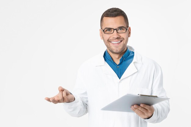 Photo un médecin caucasien souriant expliquant à quelqu'un isolé sur un fond blanc