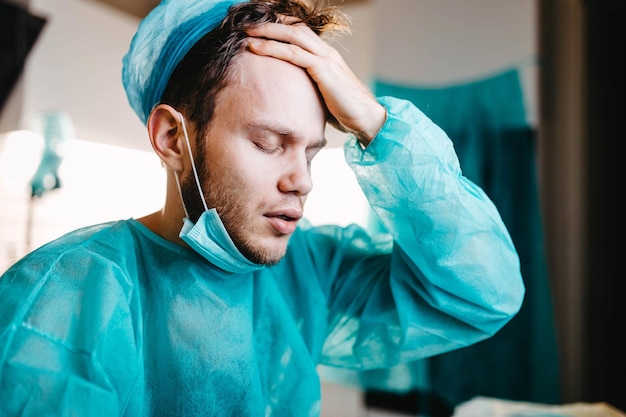 médecin en colère et fatigué à l'hôpital erreur médicale du chirurgien