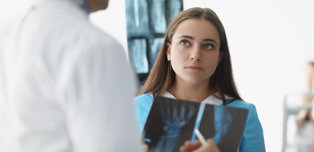 Photo une médecin communiquant avec un collègue avec des rayons x dans une clinique