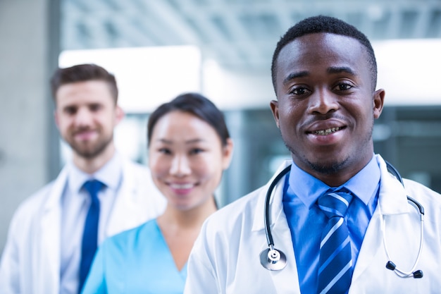 Médecin confiant debout avec des collègues