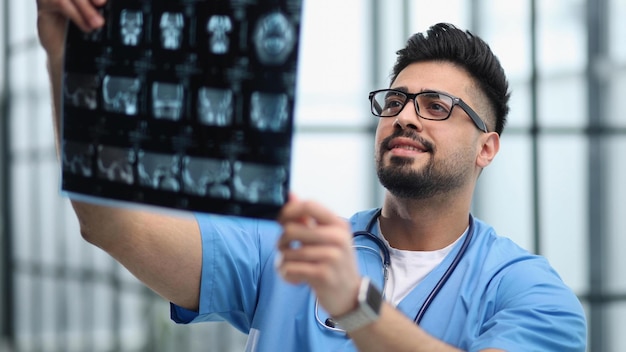 Médecin confiant avec image radiographique au bureau