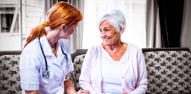 Médecin consultant avec une femme âgée