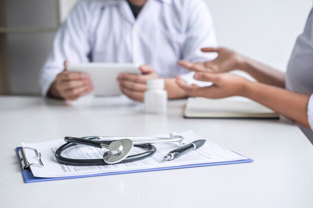 Médecin consultant le patient et présentant les résultats, symptôme de diagnostic examinant le problème