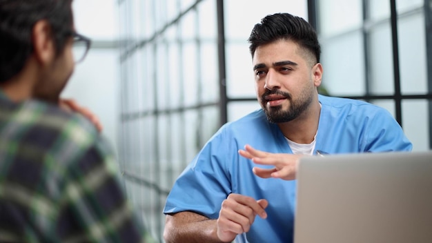 le médecin consultant le patient remplissant le formulaire lors de la consultation