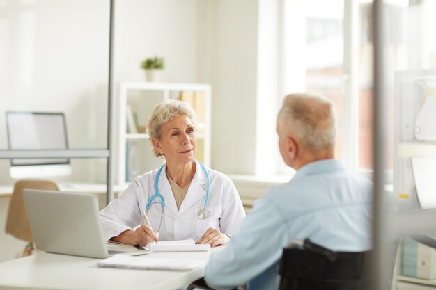 Médecin consultant patient senior