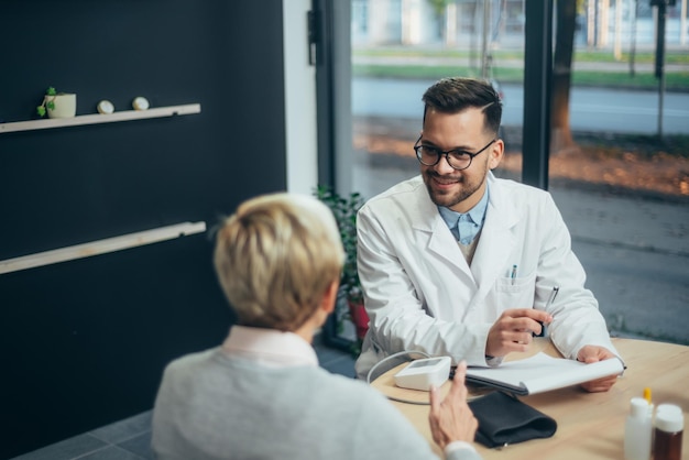 Médecin en consultation avec un patient âgé