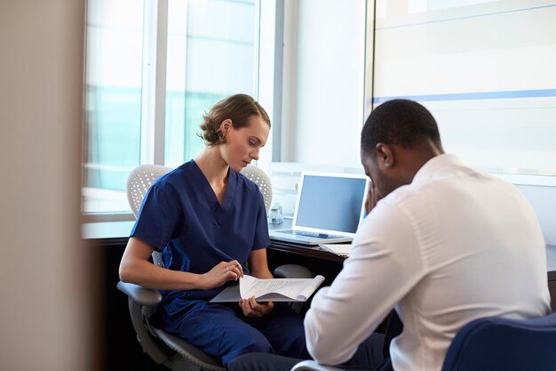 Médecin en consultation avec un patient déprimé