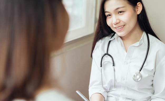 Le médecin consulte le patient et enregistre l&#39;historique du traitement.