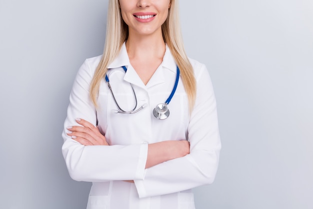 médecin en costume blanc isolé sur gris