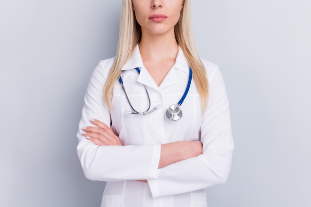 médecin en costume blanc isolé sur gris