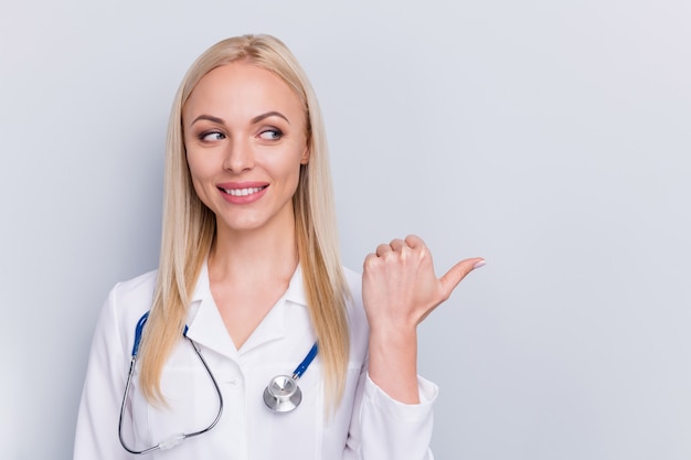 médecin en costume blanc et stéthoscope