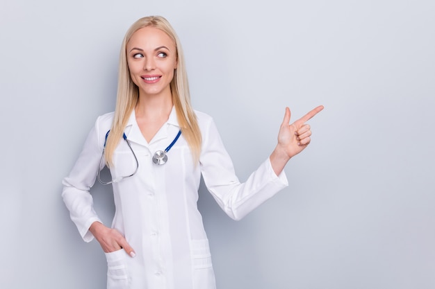 médecin en costume blanc et stéthoscope