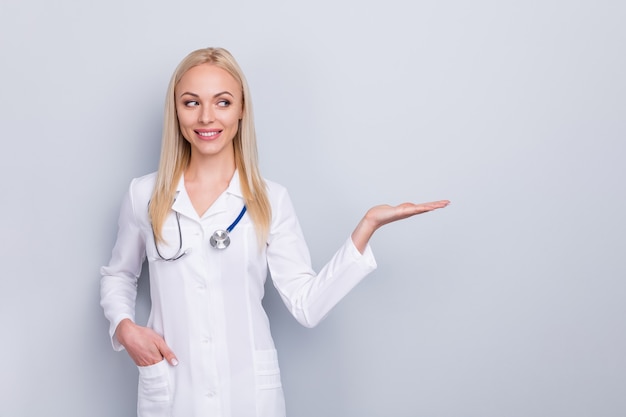 médecin en costume blanc et stéthoscope