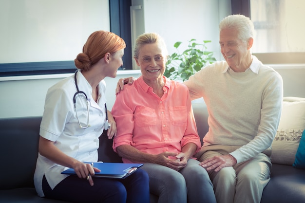 Médecin et couple de personnes âgées interagissant les uns avec les autres