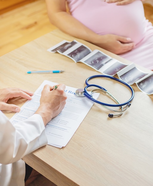 Un médecin dans une clinique examine une femme enceinte